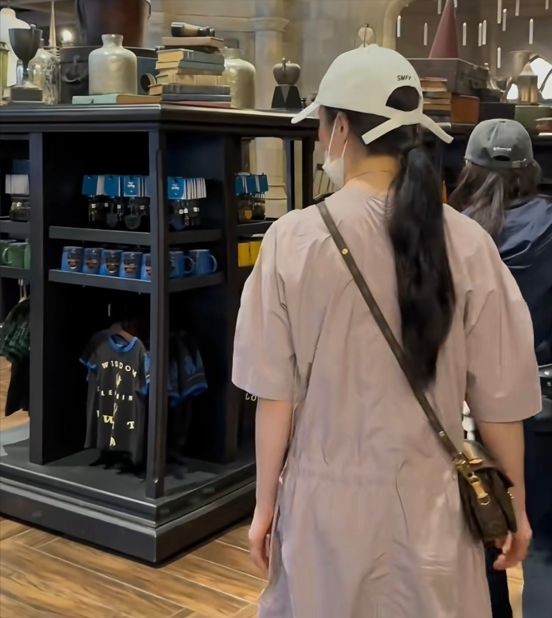 50岁蒋勤勤带娃出游，挽陈建斌胳膊超黏人，背2万包状态碾压老公