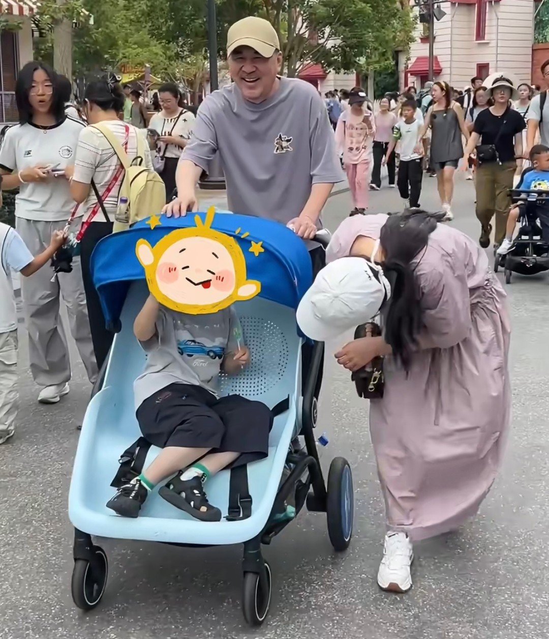 50岁蒋勤勤带娃出游，挽陈建斌胳膊超黏人，背2万包状态碾压老公
