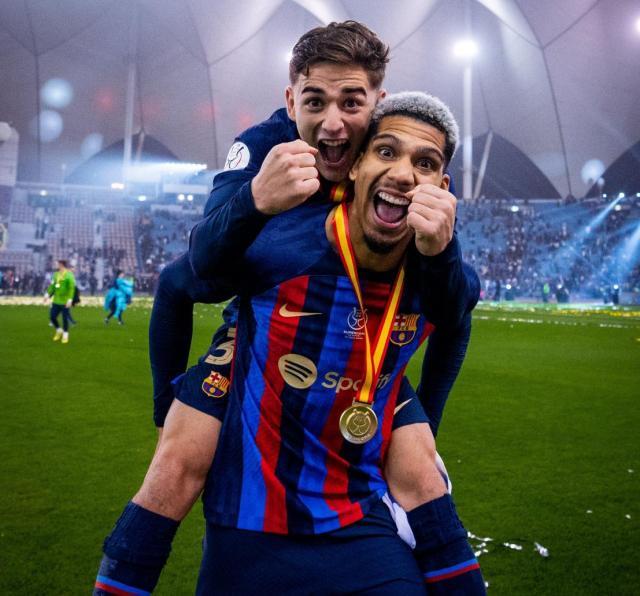 1673823599837031192.jpg 开云官网-哈维时代首冠!巴萨全面碾压皇马,西超杯称王