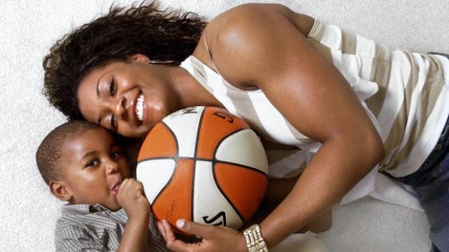 1657791217253088172.jpg 开云体育官网-艾维三代人情牵底特律:联手坎宁安成活塞希望