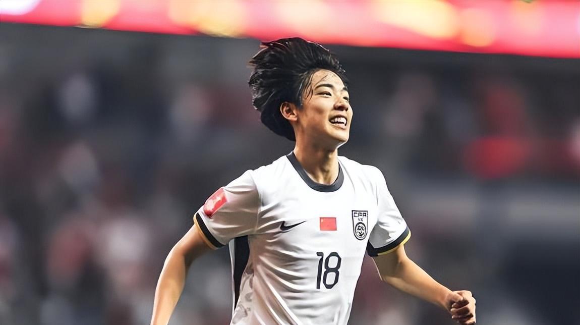 开云APP-30岁的大连英博中锋发文离队，俱乐部当初踢中冠时，他曾是主力